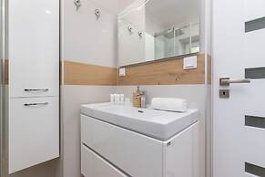 Apartment Gromadzka With A/C by Renters