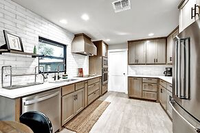 The Getaway: Hot-tub-grill-outdoor Bar Area 1 Mile to Downtown!