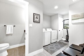 The Getaway: Hot-tub-grill-outdoor Bar Area 1 Mile to Downtown!