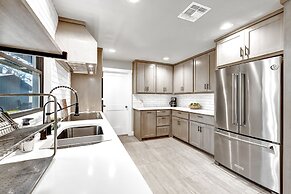 The Getaway: Hot-tub-grill-outdoor Bar Area 1 Mile to Downtown!