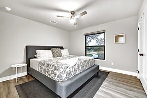 The Getaway: Hot-tub-grill-outdoor Bar Area 1 Mile to Downtown!