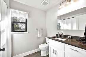 The Getaway: Hot-tub-grill-outdoor Bar Area 1 Mile to Downtown!