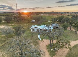 The Getaway: Hot-tub-grill-outdoor Bar Area 1 Mile to Downtown!