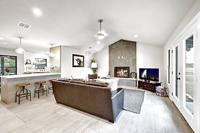 The Getaway: Hot-tub-grill-outdoor Bar Area 1 Mile to Downtown!