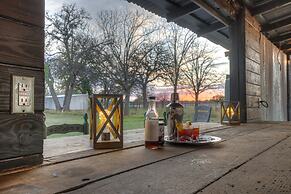 The Getaway: Hot-tub-grill-outdoor Bar Area 1 Mile to Downtown!