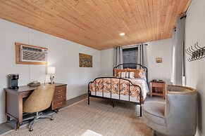 Modern Farmhouse With Hottub Fire Pit & Games!