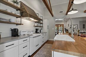 Modern Farmhouse With Hottub Fire Pit & Games!