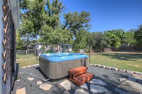 Modern Farmhouse With Hottub Fire Pit & Games!