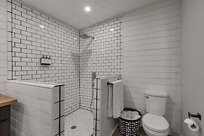 Modern Farmhouse With Hottub Fire Pit & Games!