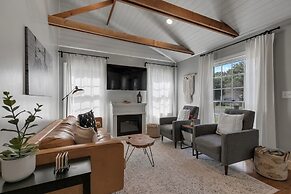 Modern Farmhouse With Hottub Fire Pit & Games!