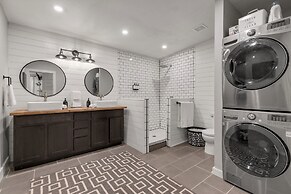 Modern Farmhouse With Hottub Fire Pit & Games!