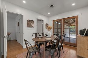 Modern Farmhouse With Hottub Fire Pit & Games!