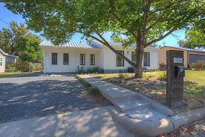 Modern Farmhouse With Hottub Fire Pit & Games!