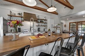 Modern Farmhouse With Hottub Fire Pit & Games!