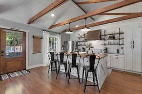 Modern Farmhouse With Hottub Fire Pit & Games!
