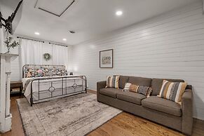 Modern Farmhouse With Hottub Fire Pit & Games!