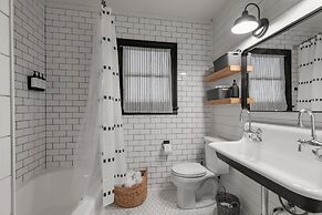 Modern Farmhouse With Hottub Fire Pit & Games!