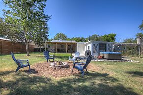 Modern Farmhouse With Hottub Fire Pit & Games!