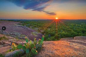 Modern Farmhouse With Hottub Fire Pit & Games!