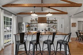 Modern Farmhouse With Hottub Fire Pit & Games!