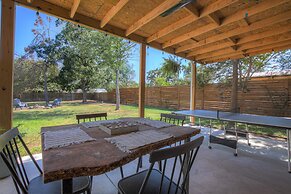 Modern Farmhouse With Hottub Fire Pit & Games!
