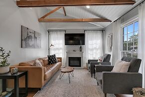 Modern Farmhouse With Hottub Fire Pit & Games!