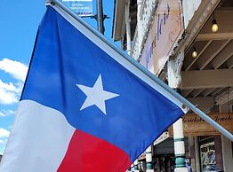 Modern Farmhouse With Hottub Fire Pit & Games!