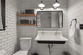 Modern Farmhouse With Hottub Fire Pit & Games!