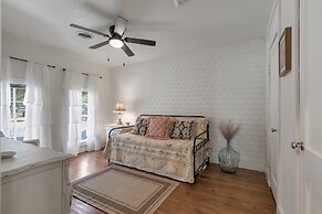 Modern Farmhouse With Hottub Fire Pit & Games!