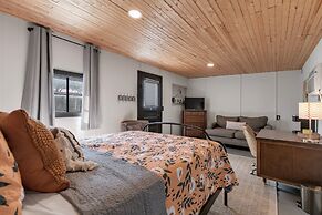 Modern Farmhouse With Hottub Fire Pit & Games!