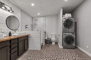 Modern Farmhouse With Hottub Fire Pit & Games!