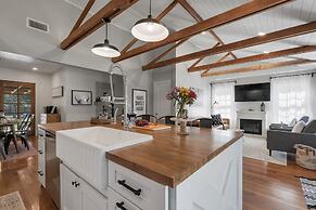 Modern Farmhouse With Hottub Fire Pit & Games!