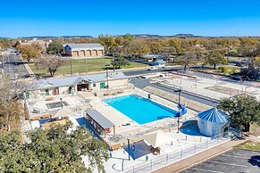 Modern Farmhouse With Hottub Fire Pit & Games!