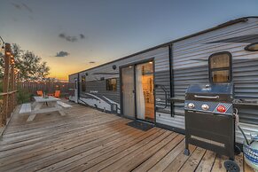 Lucinda Luxury RV With Hot Tub