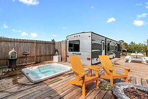 Lucinda Luxury RV With Hot Tub