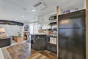 Lucinda Luxury RV With Hot Tub