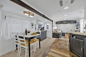 Lucinda Luxury RV With Hot Tub