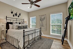 Luxury Ranch W/pool-hot Tub-near Fred!