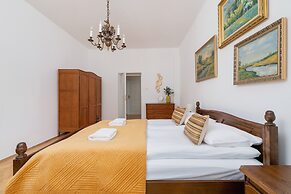 Retro Apartment Cracow Center by Renters