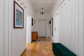 Retro Apartment Cracow Center by Renters