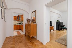 Retro Apartment Cracow Center by Renters