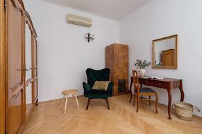 Retro Apartment Cracow Center by Renters
