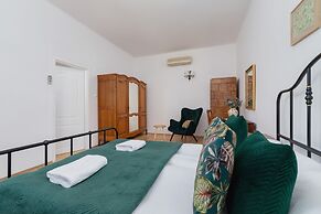 Retro Apartment Cracow Center by Renters