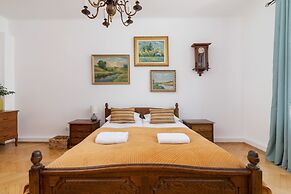 Retro Apartment Cracow Center by Renters