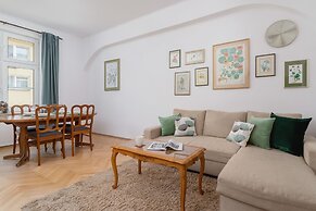 Retro Apartment Cracow Center by Renters