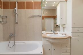 Retro Apartment Cracow Center by Renters