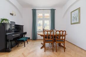 Retro Apartment Cracow Center by Renters