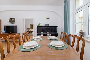 Retro Apartment Cracow Center by Renters