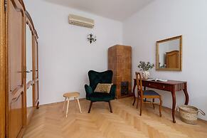 Retro Apartment Cracow Center by Renters