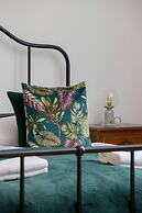 Retro Apartment Cracow Center by Renters